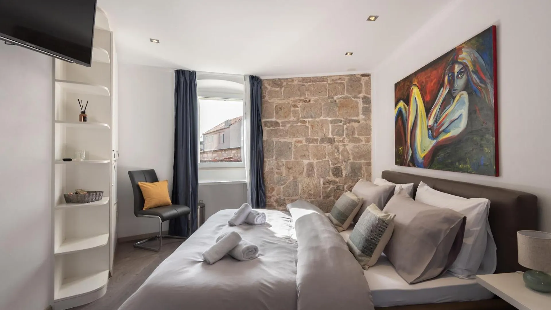 Rokos Superior Downtown Rooms - Comfortable Rooms With Private Bathrooms - Perfect Location For Exploring Diocletian'S Palace And The Gastronomy Of Split Within Walking Distance
