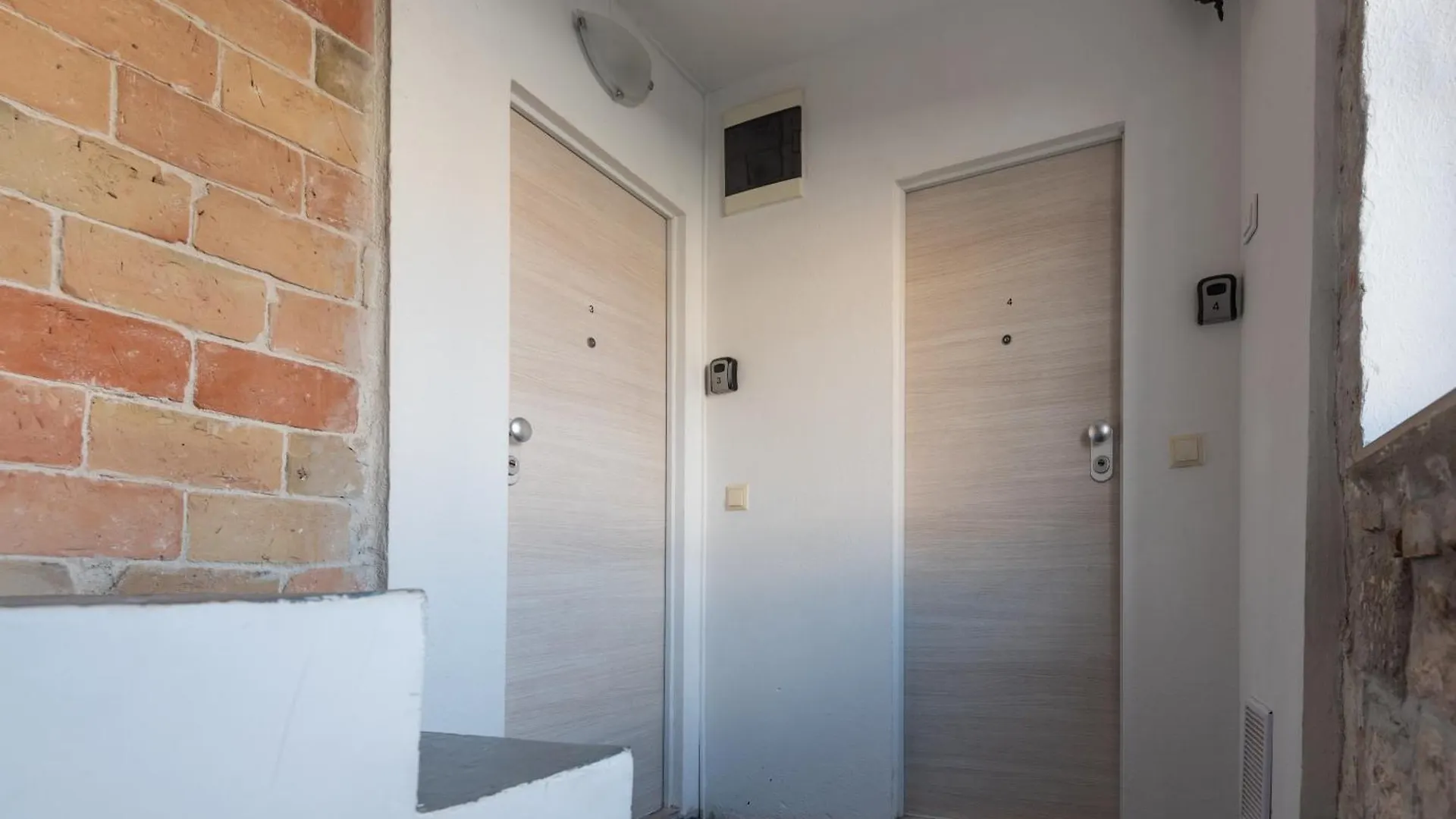 Rokos Superior Downtown Rooms - Comfortable Rooms With Private Bathrooms - Perfect Location For Exploring Diocletian'S Palace And The Gastronomy Of Split Within Walking Distance