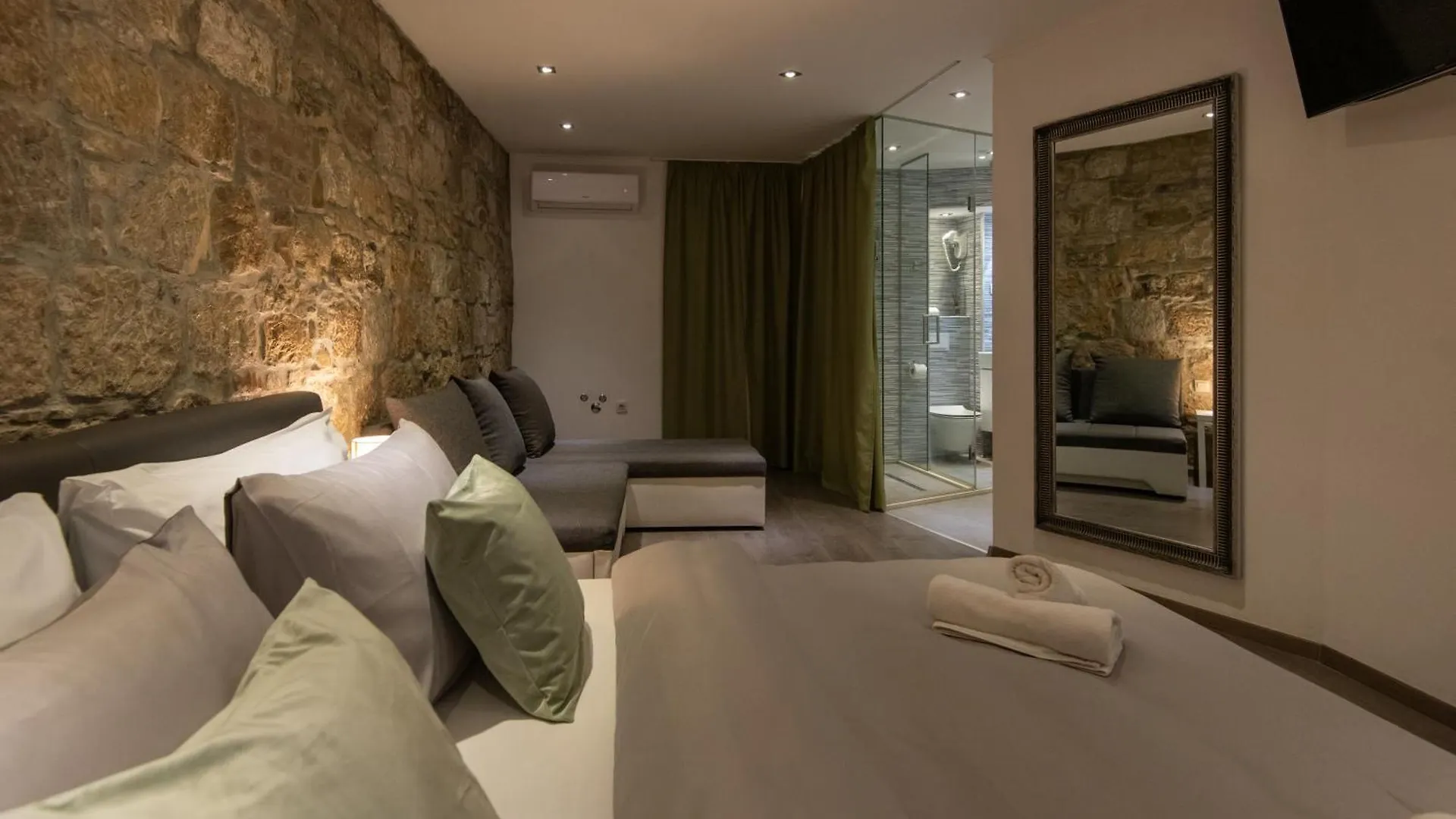 Guest house Rokos Superior Downtown Rooms - Comfortable Rooms With Private Bathrooms - Perfect Location For Exploring Diocletian'S Palace And The Gastronomy Of Split Within Walking Distance