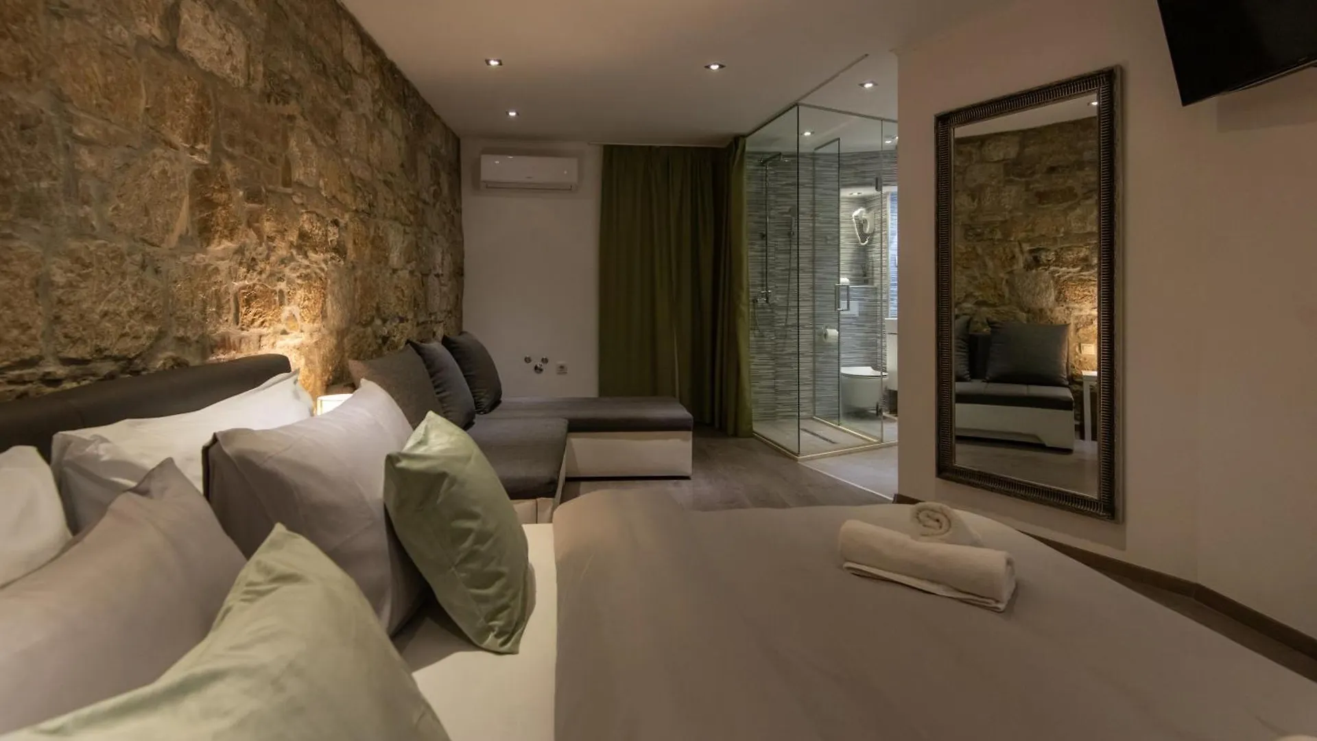 Rokos Superior Downtown Rooms - Comfortable Rooms With Private Bathrooms - Perfect Location For Exploring Diocletian'S Palace And The Gastronomy Of Split Within Walking Distance Croatia