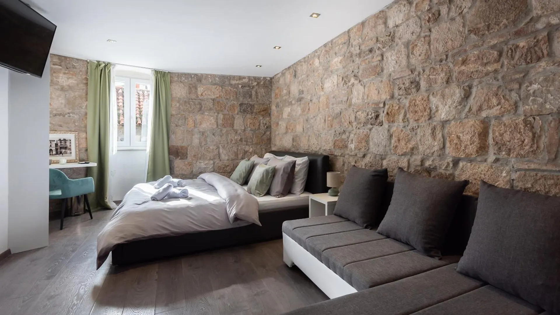 Rokos Superior Downtown Rooms - Comfortable Rooms With Private Bathrooms - Perfect Location For Exploring Diocletian'S Palace And The Gastronomy Of Split Within Walking Distance 0*,  Croatia
