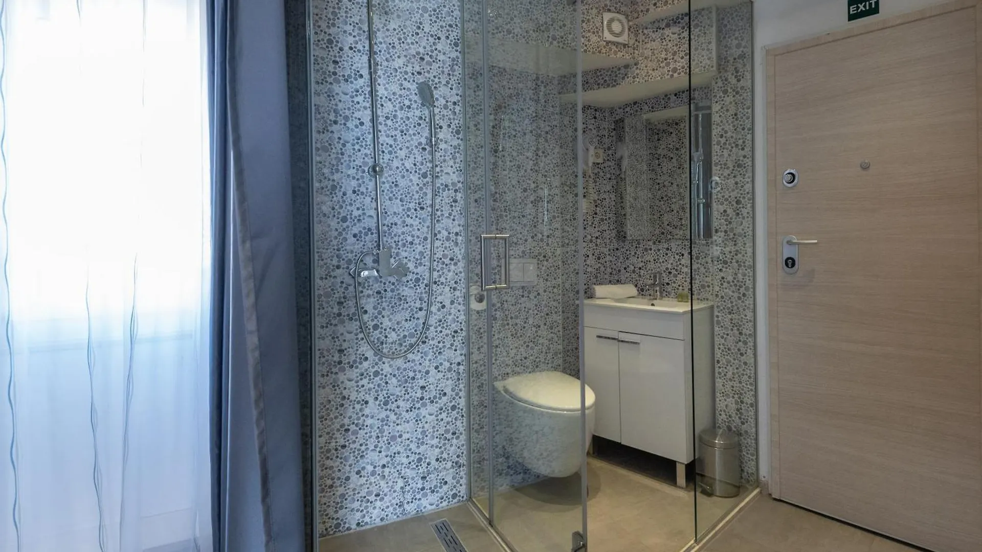 Rokos Superior Downtown Rooms - Comfortable Rooms With Private Bathrooms - Perfect Location For Exploring Diocletian'S Palace And The Gastronomy Of Split Within Walking Distance Guest house