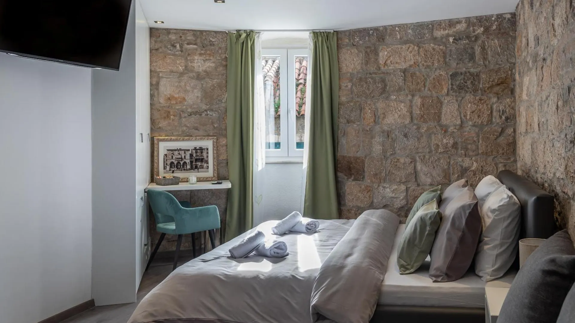 Rokos Superior Downtown Rooms - Comfortable Rooms With Private Bathrooms - Perfect Location For Exploring Diocletian'S Palace And The Gastronomy Of Split Within Walking Distance Guest house