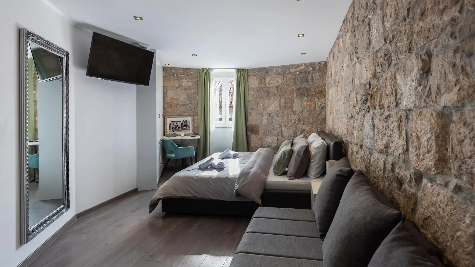 Rokos Superior Downtown Rooms - Comfortable Rooms With Private Bathrooms - Perfect Location For Exploring Diocletian'S Palace And The Gastronomy Of Split Within Walking Distance Guest house