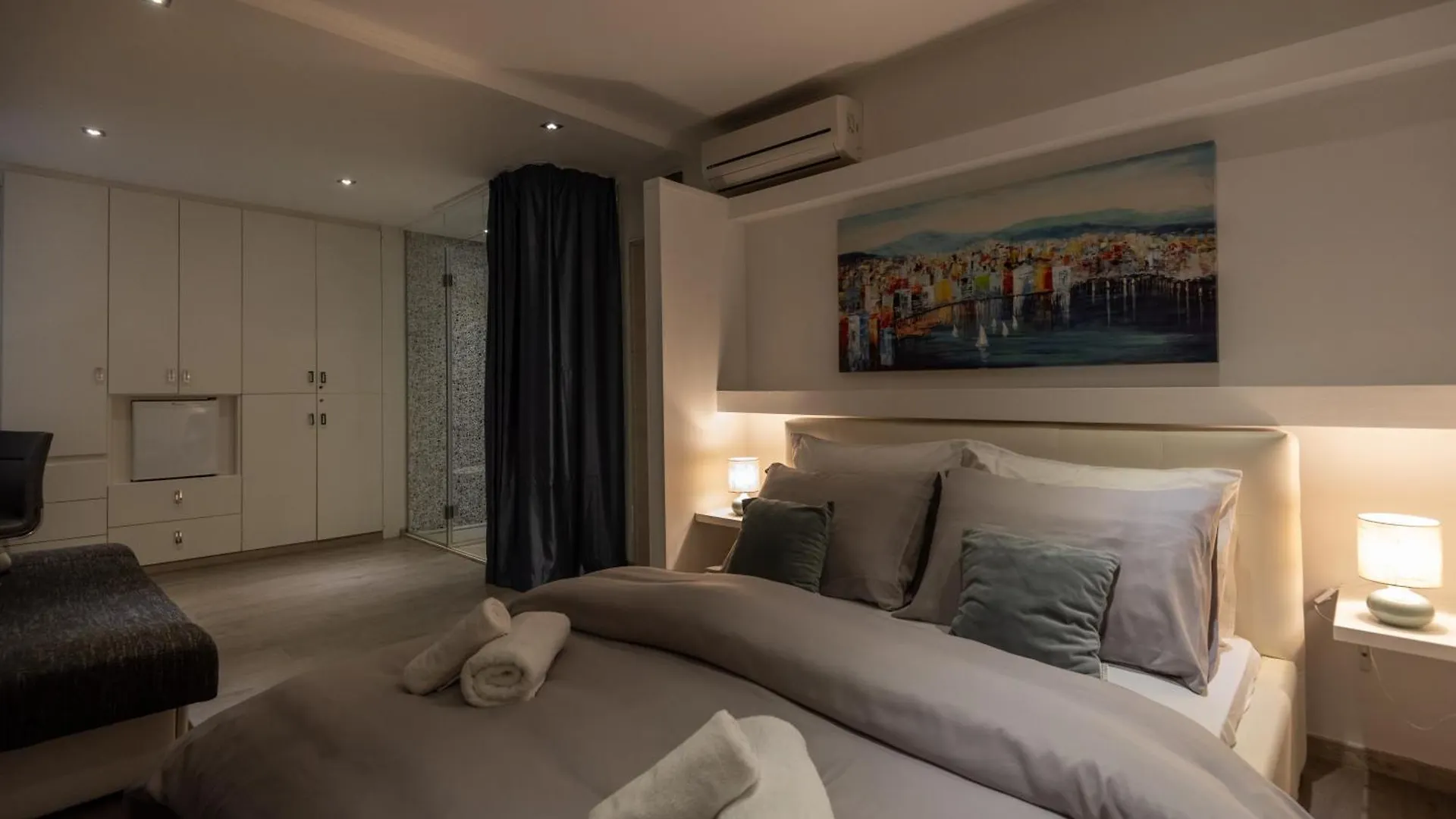 Rokos Superior Downtown Rooms - Comfortable Rooms With Private Bathrooms - Perfect Location For Exploring Diocletian'S Palace And The Gastronomy Of Split Within Walking Distance 0*,