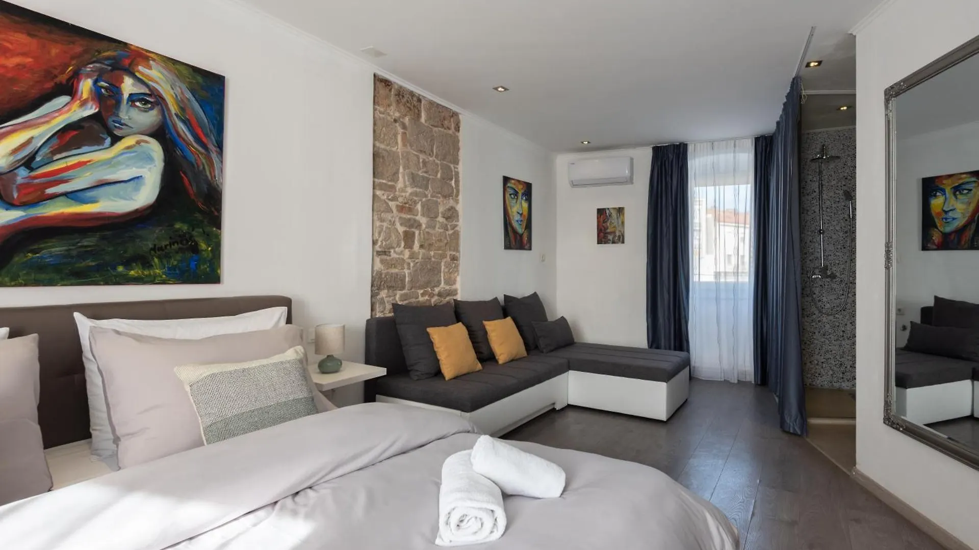 Rokos Superior Downtown Rooms - Comfortable Rooms With Private Bathrooms - Perfect Location For Exploring Diocletian'S Palace And The Gastronomy Of Split Within Walking Distance Guest house