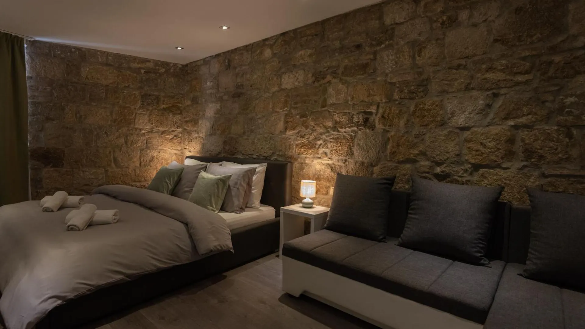 Guest house Rokos Superior Downtown Rooms - Comfortable Rooms With Private Bathrooms - Perfect Location For Exploring Diocletian'S Palace And The Gastronomy Of Split Within Walking Distance Croatia