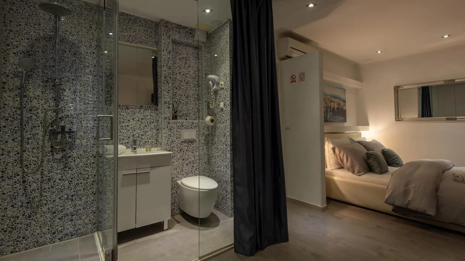 Guest house Rokos Superior Downtown Rooms - Comfortable Rooms With Private Bathrooms - Perfect Location For Exploring Diocletian'S Palace And The Gastronomy Of Split Within Walking Distance