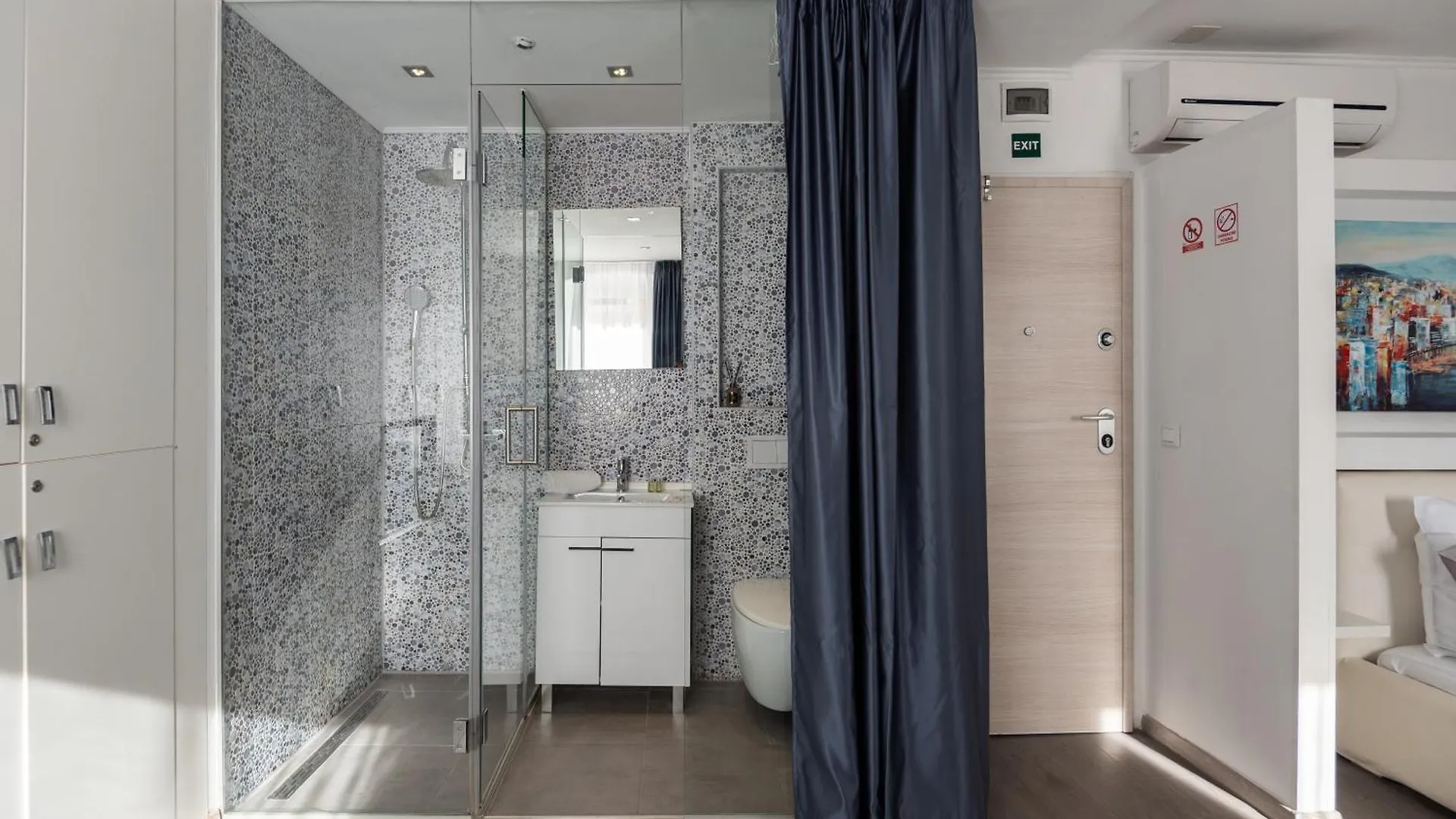 Rokos Superior Downtown Rooms - Comfortable Rooms With Private Bathrooms - Perfect Location For Exploring Diocletian'S Palace And The Gastronomy Of Split Within Walking Distance Guest house