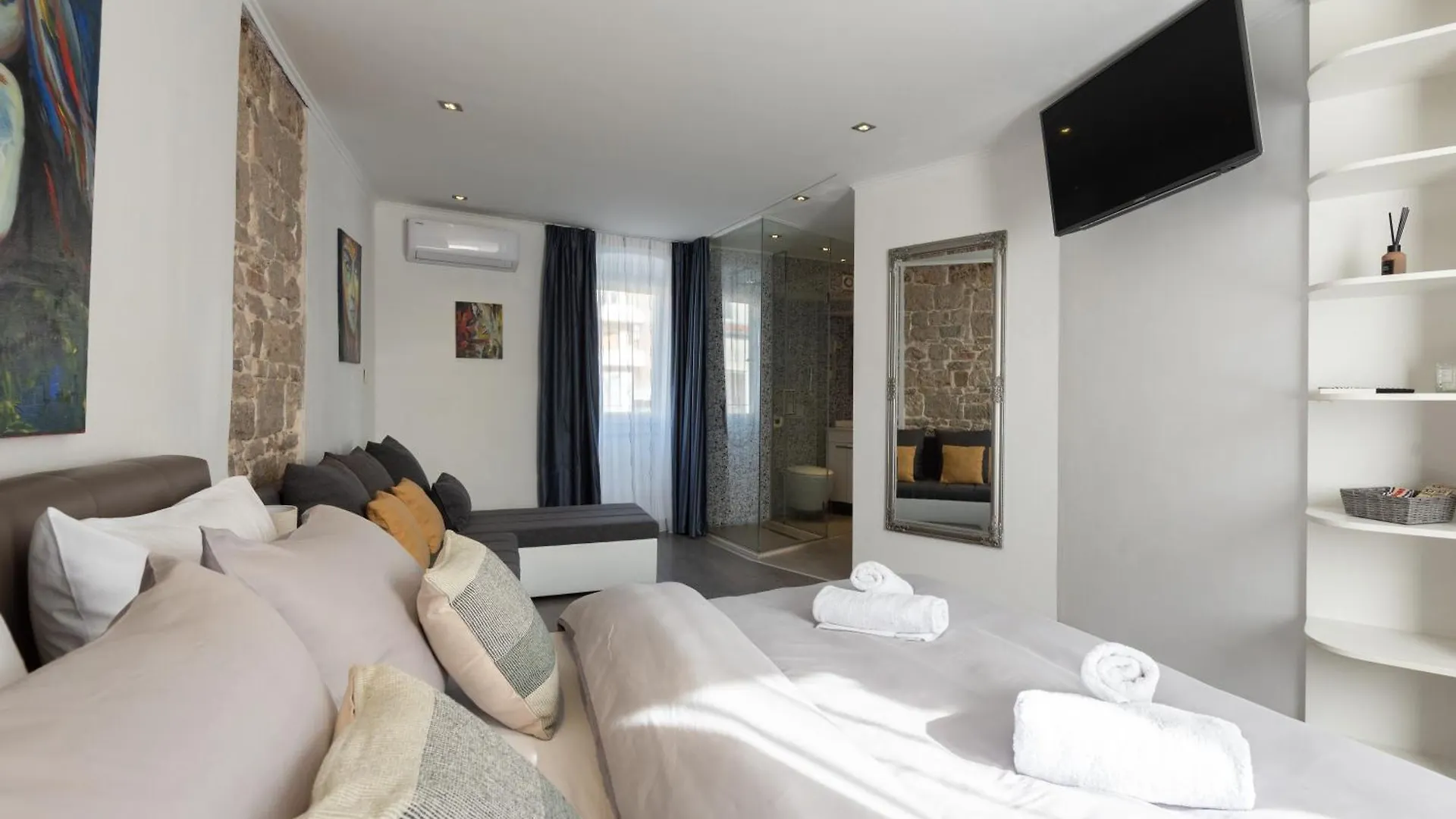 Rokos Superior Downtown Rooms - Comfortable Rooms With Private Bathrooms - Perfect Location For Exploring Diocletian'S Palace And The Gastronomy Of Split Within Walking Distance 0*,  Croazia