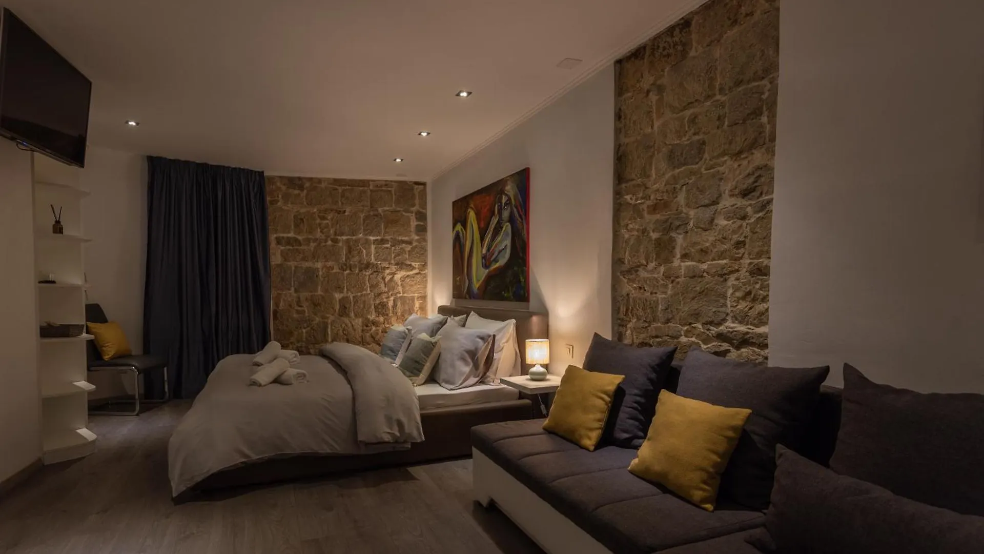 Rokos Superior Downtown Rooms - Comfortable Rooms With Private Bathrooms - Perfect Location For Exploring Diocletian'S Palace And The Gastronomy Of Split Within Walking Distance Guest house