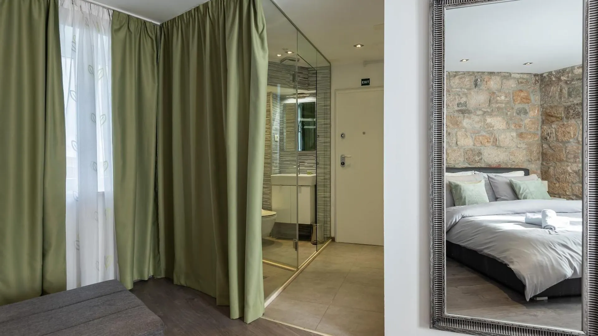 Rokos Superior Downtown Rooms - Comfortable Rooms With Private Bathrooms - Perfect Location For Exploring Diocletian'S Palace And The Gastronomy Of Split Within Walking Distance Guest house