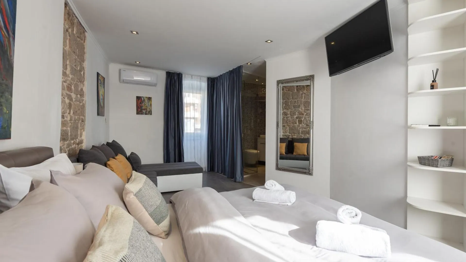 Rokos Superior Downtown Rooms - Comfortable Rooms With Private Bathrooms - Perfect Location For Exploring Diocletian'S Palace And The Gastronomy Of Split Within Walking Distance Croatia
