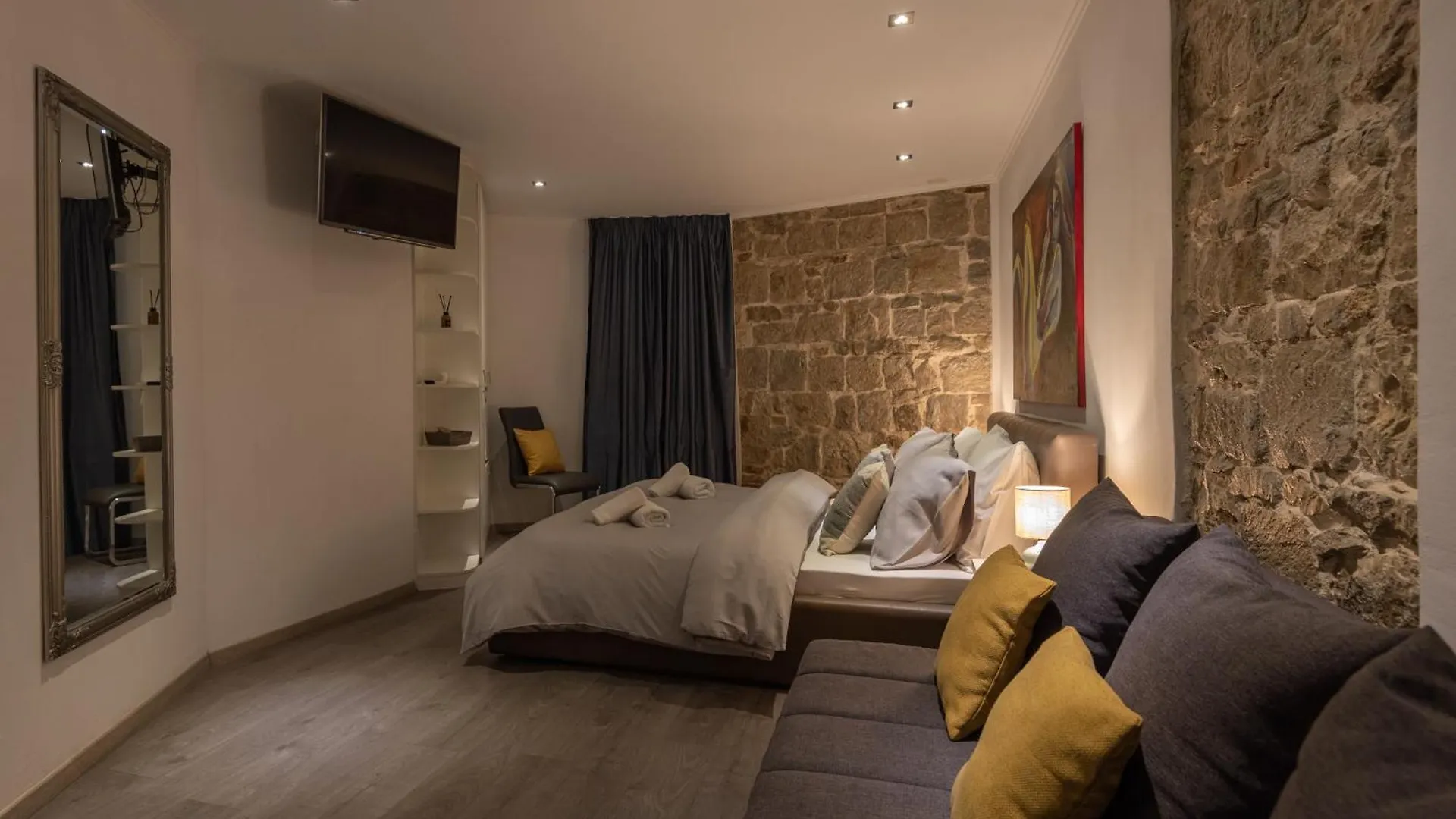 Rokos Superior Downtown Rooms - Comfortable Rooms With Private Bathrooms - Perfect Location For Exploring Diocletian'S Palace And The Gastronomy Of Split Within Walking Distance