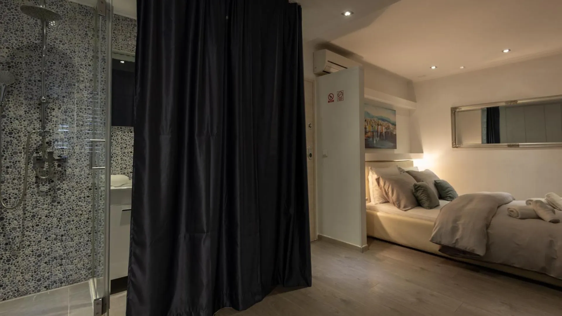 Rokos Superior Downtown Rooms - Comfortable Rooms With Private Bathrooms - Perfect Location For Exploring Diocletian'S Palace And The Gastronomy Of Split Within Walking Distance