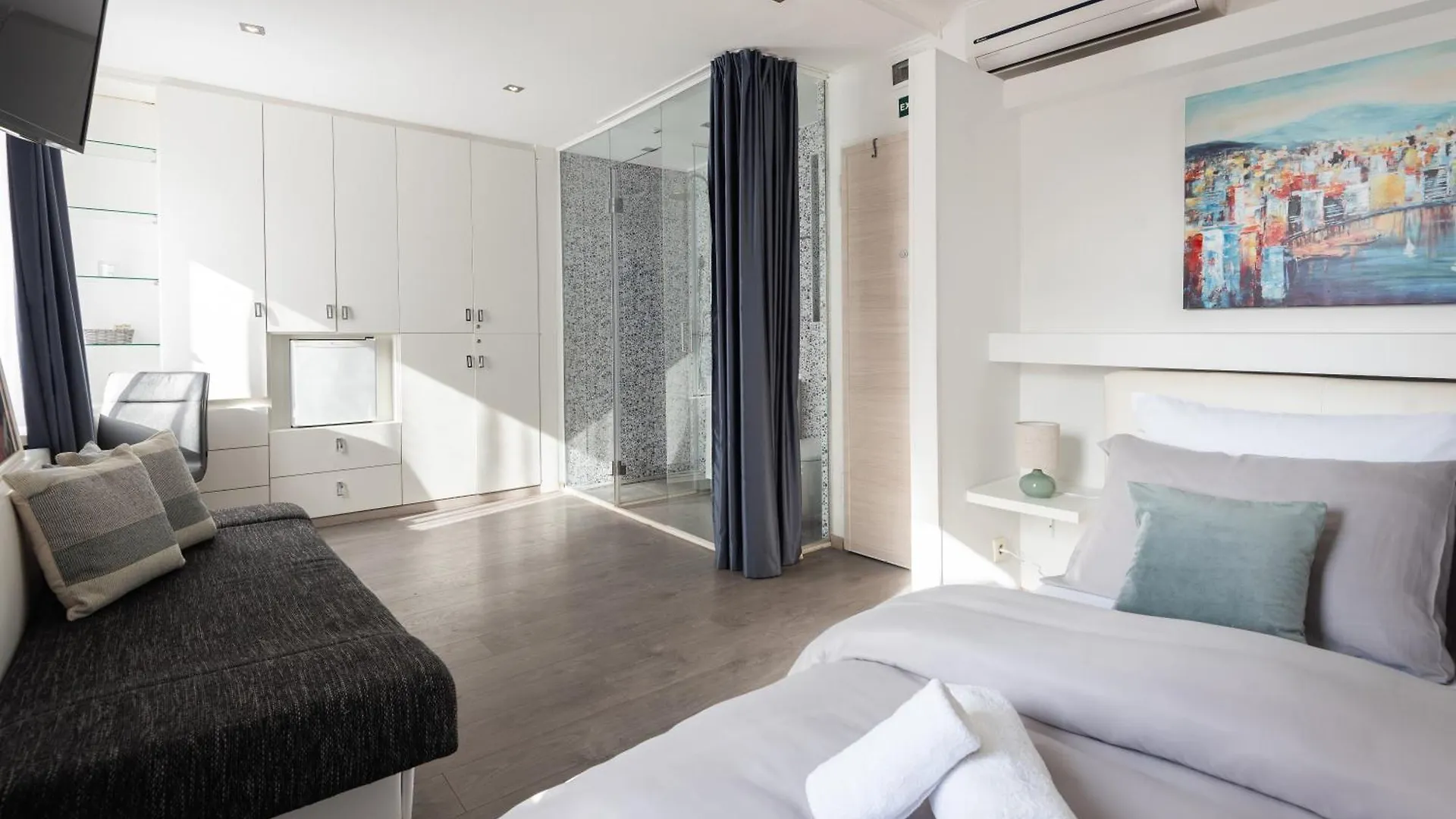 Rokos Superior Downtown Rooms - Comfortable Rooms With Private Bathrooms - Perfect Location For Exploring Diocletian'S Palace And The Gastronomy Of Split Within Walking Distance Guest house