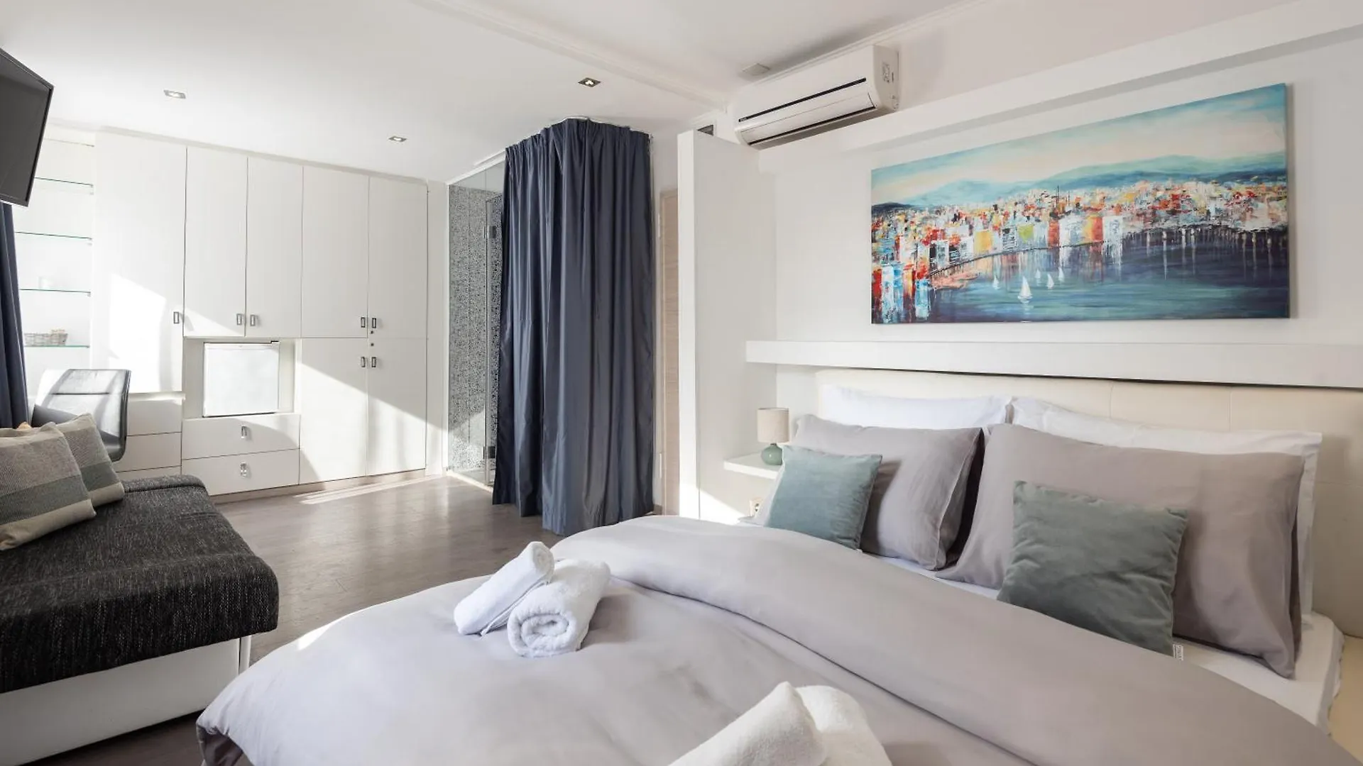 Rokos Superior Downtown Rooms - Comfortable Rooms With Private Bathrooms - Perfect Location For Exploring Diocletian'S Palace And The Gastronomy Of Split Within Walking Distance