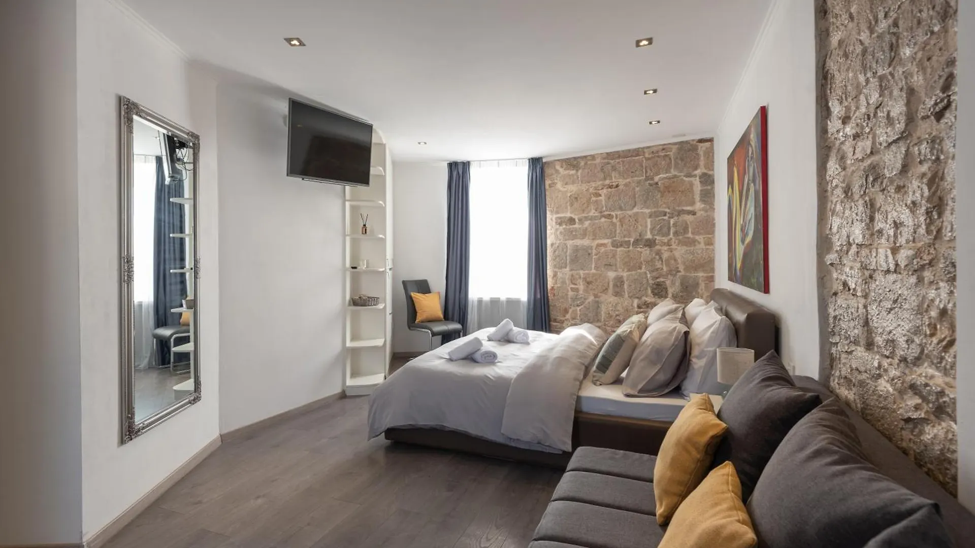Guest house Rokos Superior Downtown Rooms - Comfortable Rooms With Private Bathrooms - Perfect Location For Exploring Diocletian'S Palace And The Gastronomy Of Split Within Walking Distance