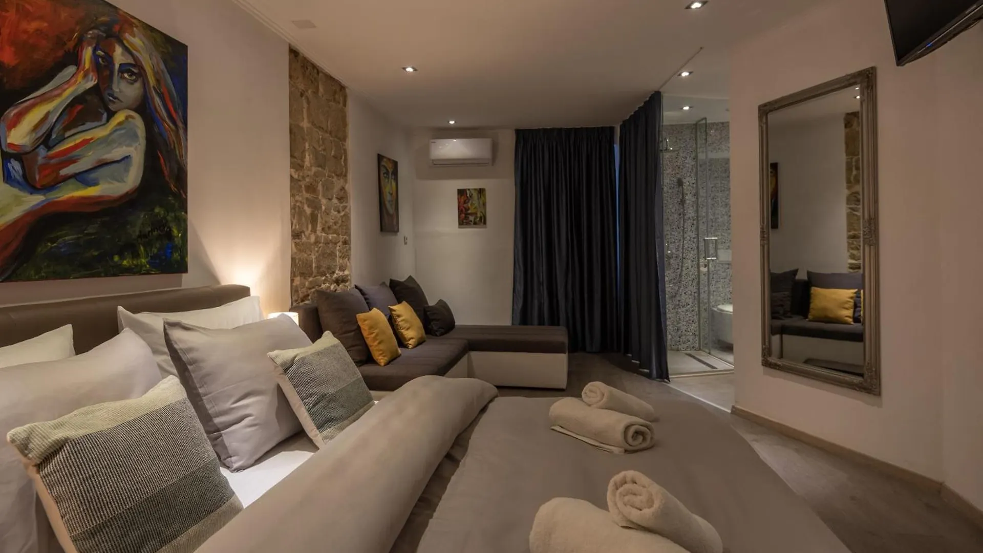 Guest house Rokos Superior Downtown Rooms - Comfortable Rooms With Private Bathrooms - Perfect Location For Exploring Diocletian'S Palace And The Gastronomy Of Split Within Walking Distance