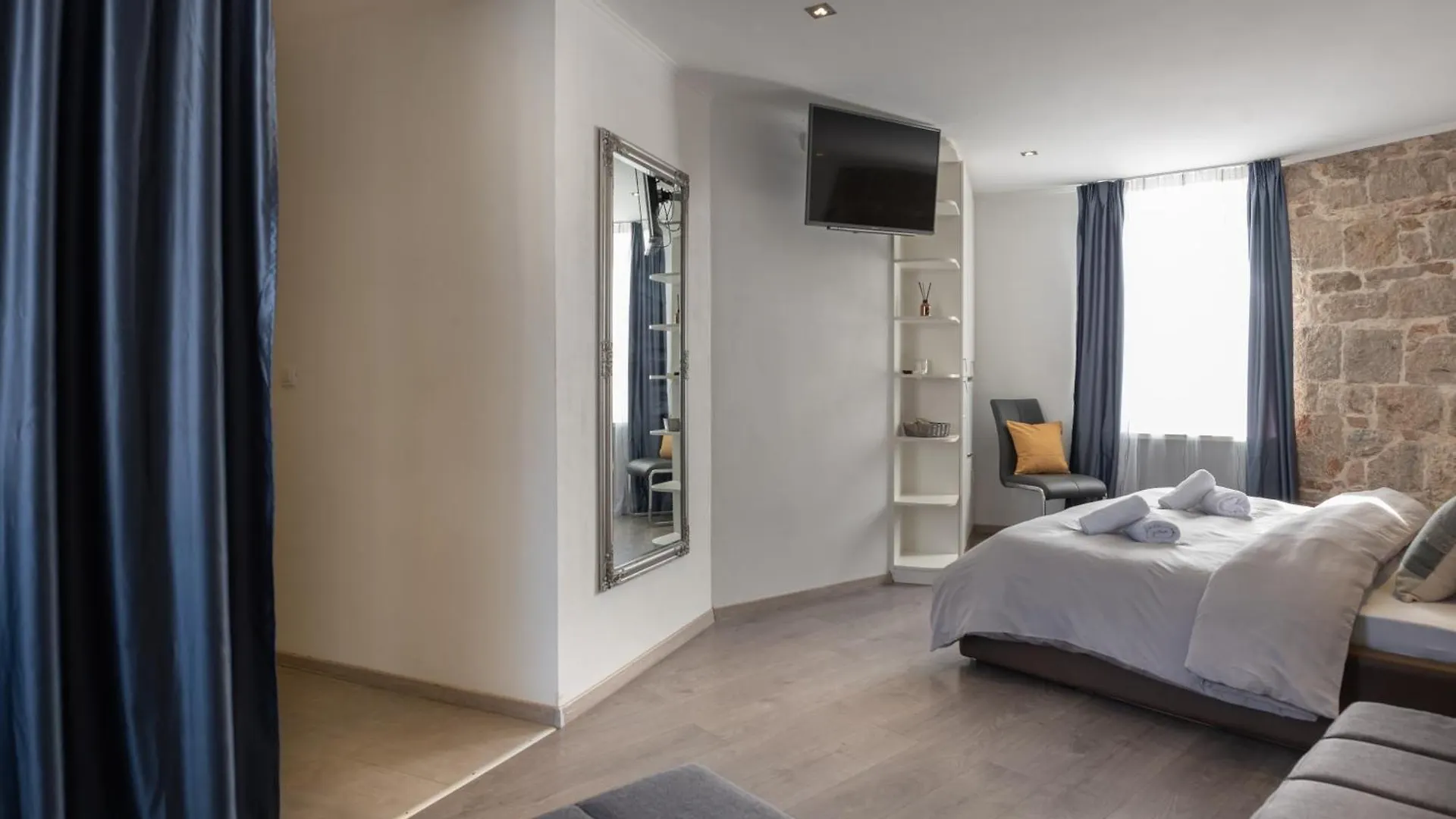 Rokos Superior Downtown Rooms - Comfortable Rooms With Private Bathrooms - Perfect Location For Exploring Diocletian'S Palace And The Gastronomy Of Split Within Walking Distance Croatia
