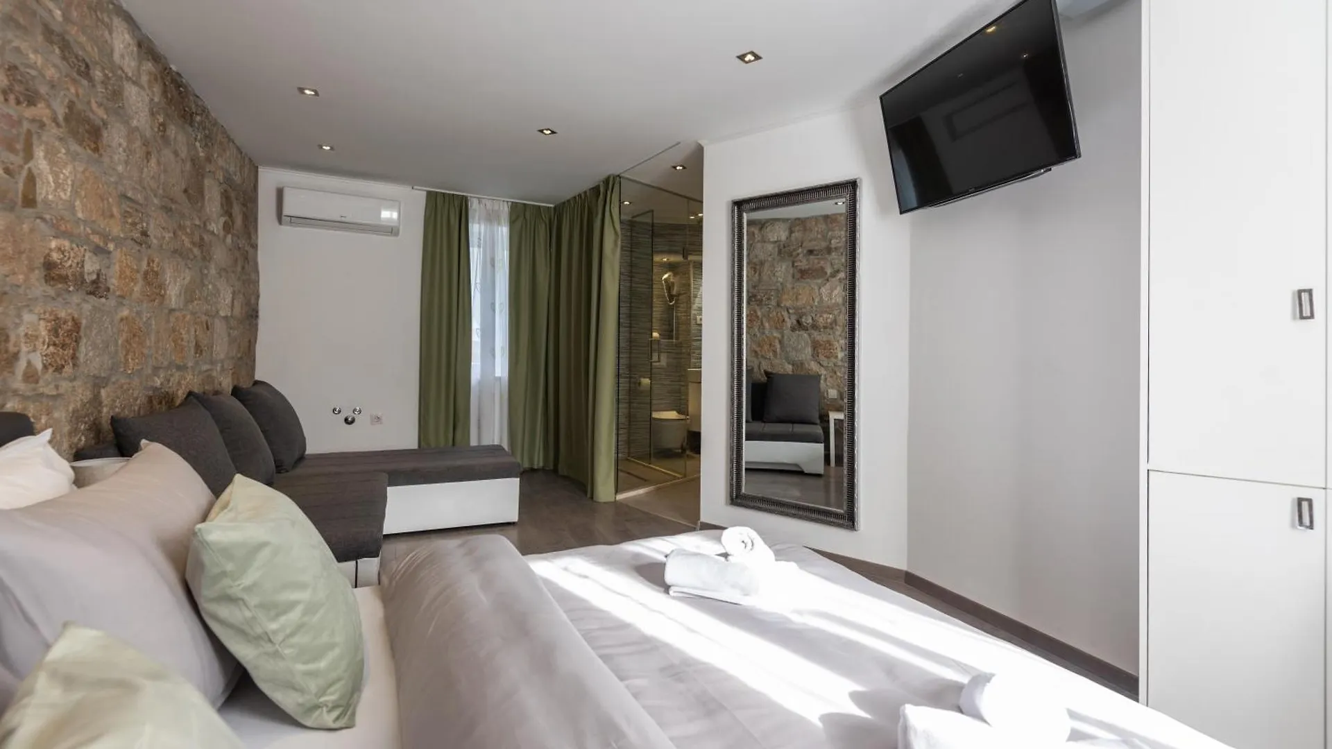 Rokos Superior Downtown Rooms - Comfortable Rooms With Private Bathrooms - Perfect Location For Exploring Diocletian'S Palace And The Gastronomy Of Split Within Walking Distance 0*,  Croatia