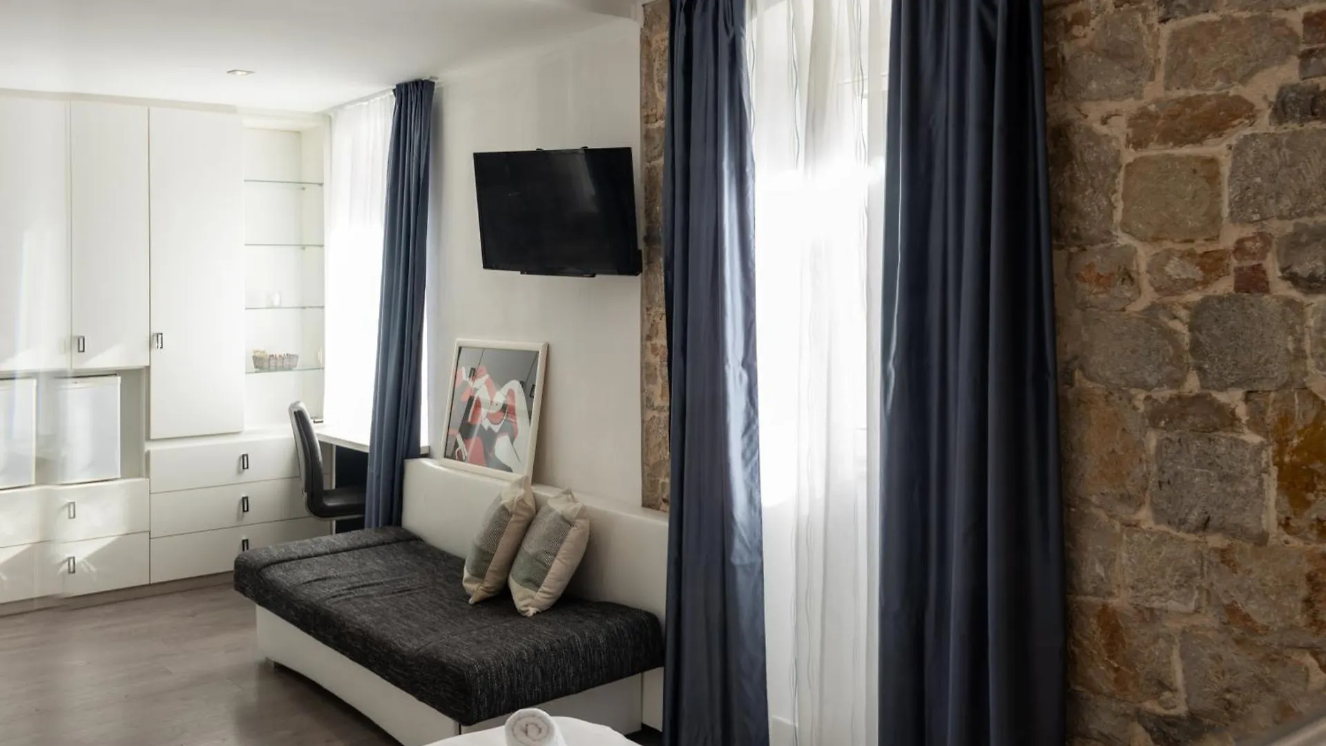 Rokos Superior Downtown Rooms - Comfortable Rooms With Private Bathrooms - Perfect Location For Exploring Diocletian'S Palace And The Gastronomy Of Split Within Walking Distance