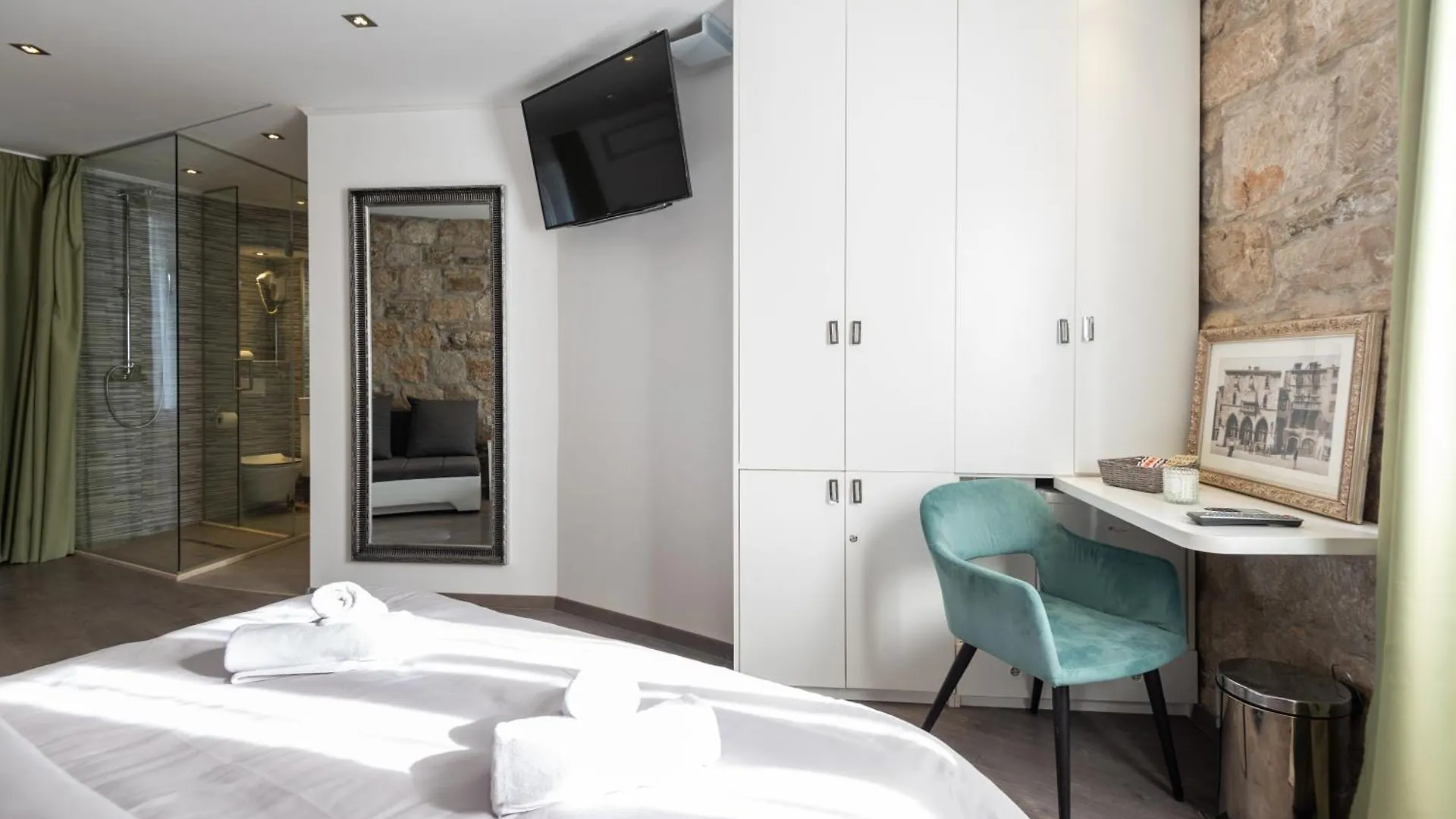 Rokos Superior Downtown Rooms - Comfortable Rooms With Private Bathrooms - Perfect Location For Exploring Diocletian'S Palace And The Gastronomy Of Split Within Walking Distance 0*,