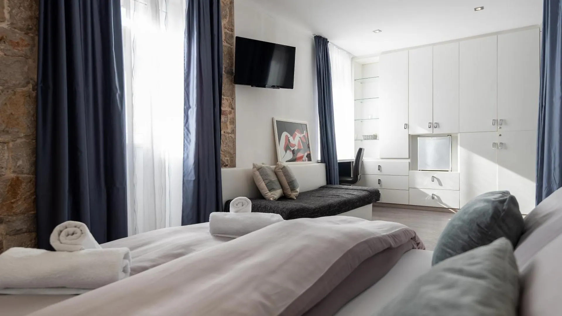 Rokos Superior Downtown Rooms - Comfortable Rooms With Private Bathrooms - Perfect Location For Exploring Diocletian'S Palace And The Gastronomy Of Split Within Walking Distance Guest house