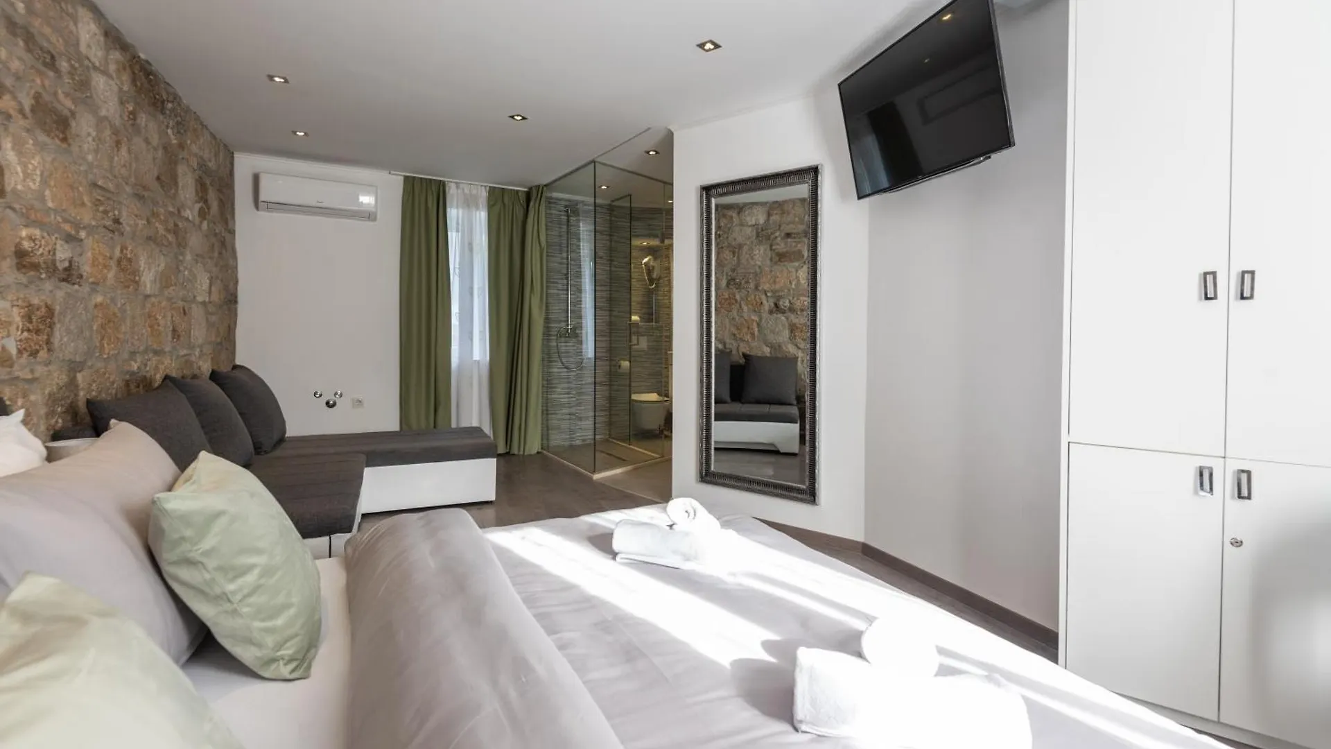 Rokos Superior Downtown Rooms - Comfortable Rooms With Private Bathrooms - Perfect Location For Exploring Diocletian'S Palace And The Gastronomy Of Split Within Walking Distance 0*,
