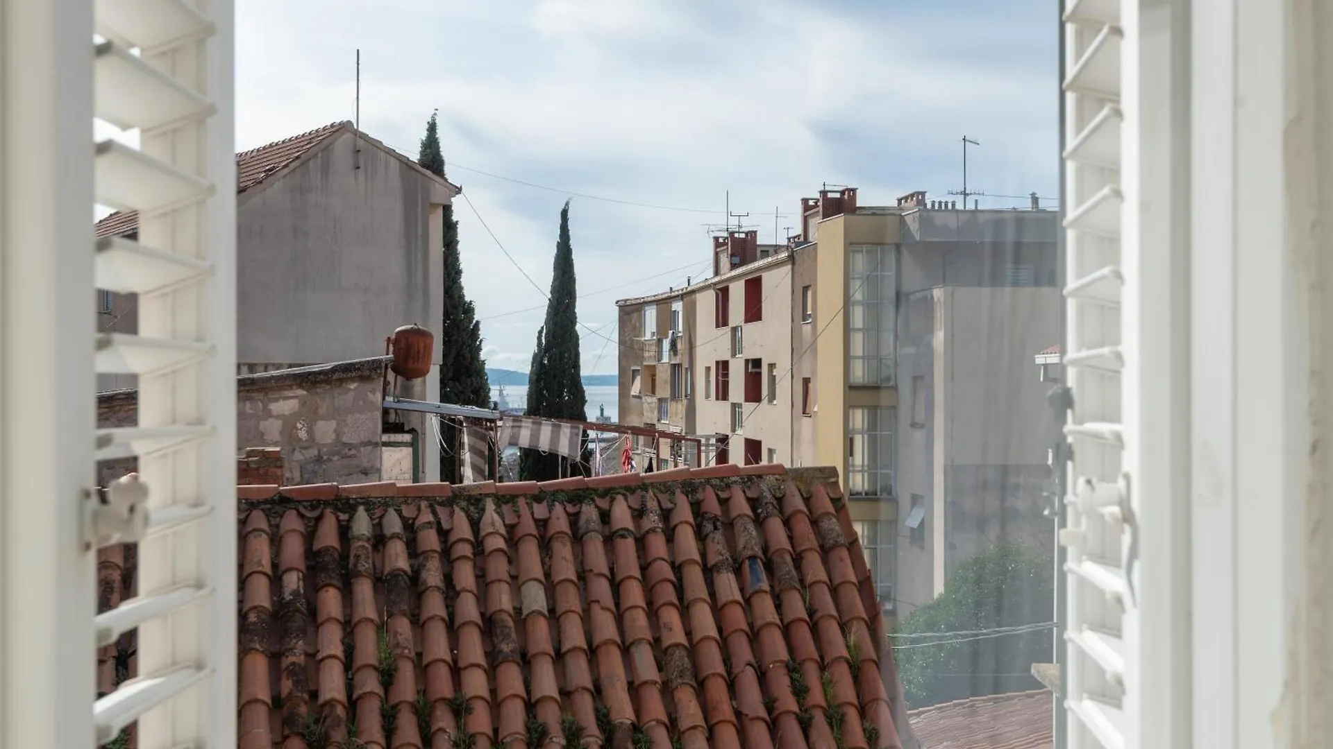 Rokos Superior Downtown Rooms - Comfortable Rooms With Private Bathrooms - Perfect Location For Exploring Diocletian'S Palace And The Gastronomy Of Split Within Walking Distance