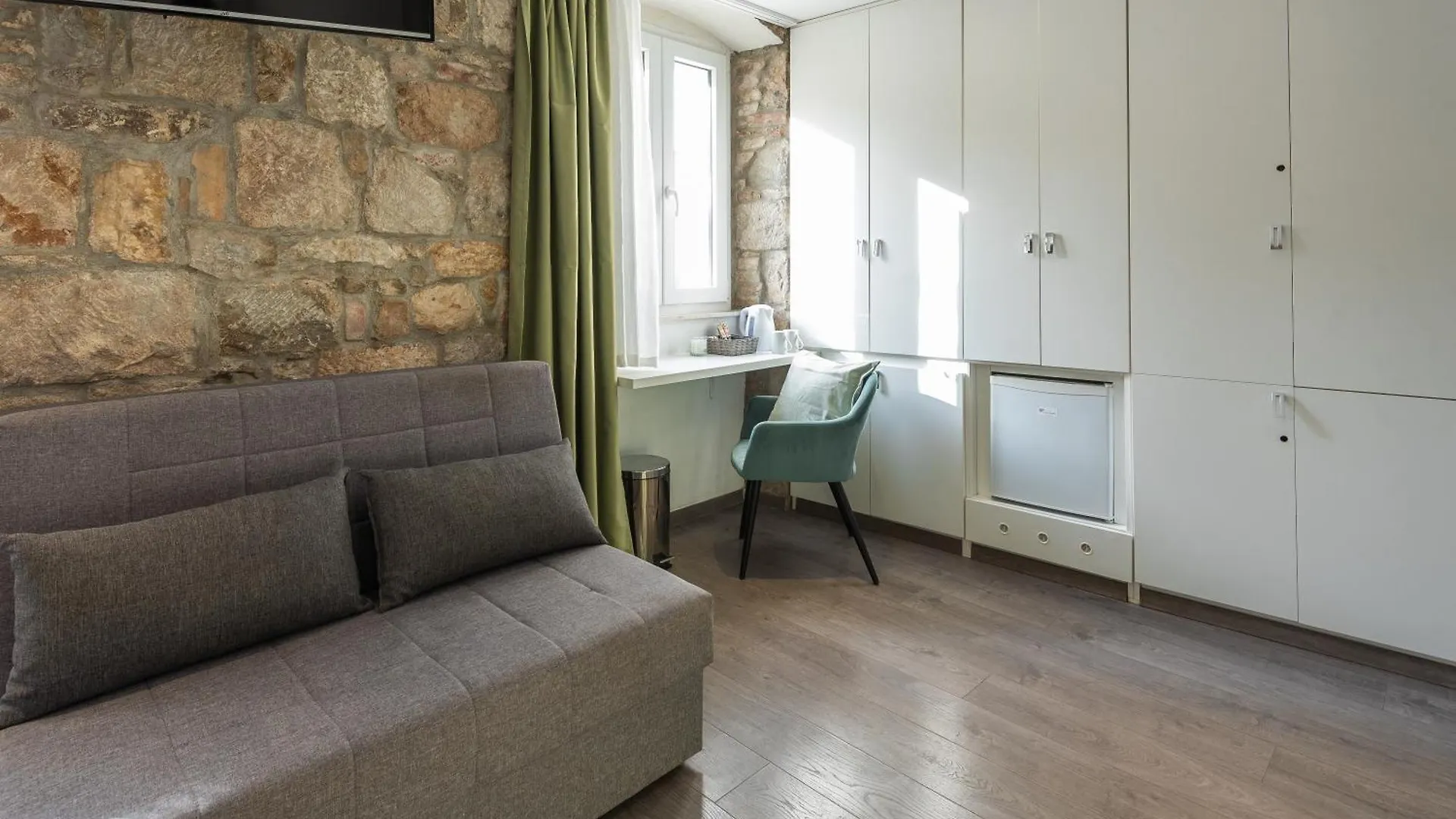 Guest house Rokos Superior Downtown Rooms - Comfortable Rooms With Private Bathrooms - Perfect Location For Exploring Diocletian'S Palace And The Gastronomy Of Split Within Walking Distance