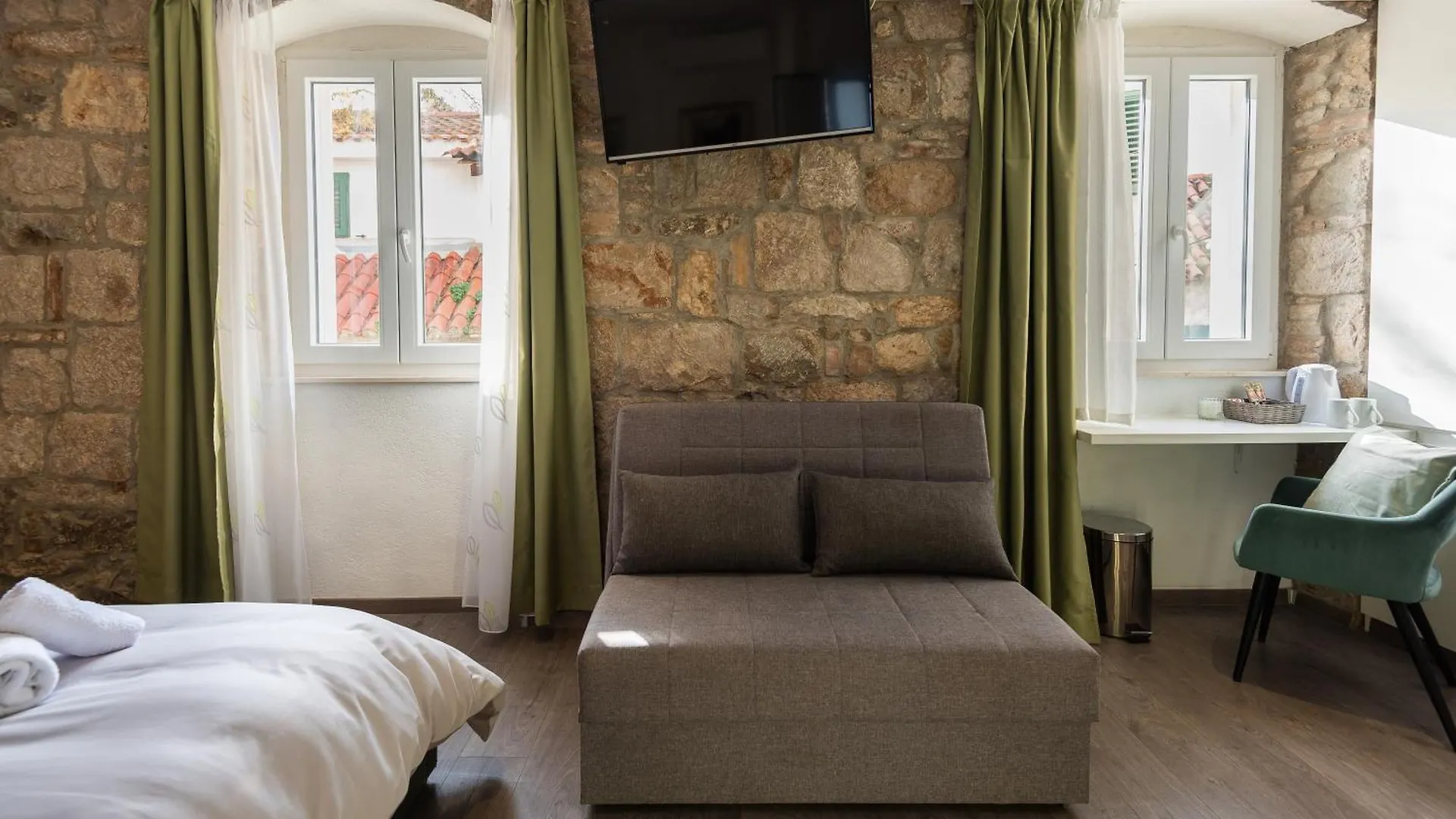 Guest house Rokos Superior Downtown Rooms - Comfortable Rooms With Private Bathrooms - Perfect Location For Exploring Diocletian'S Palace And The Gastronomy Of Split Within Walking Distance