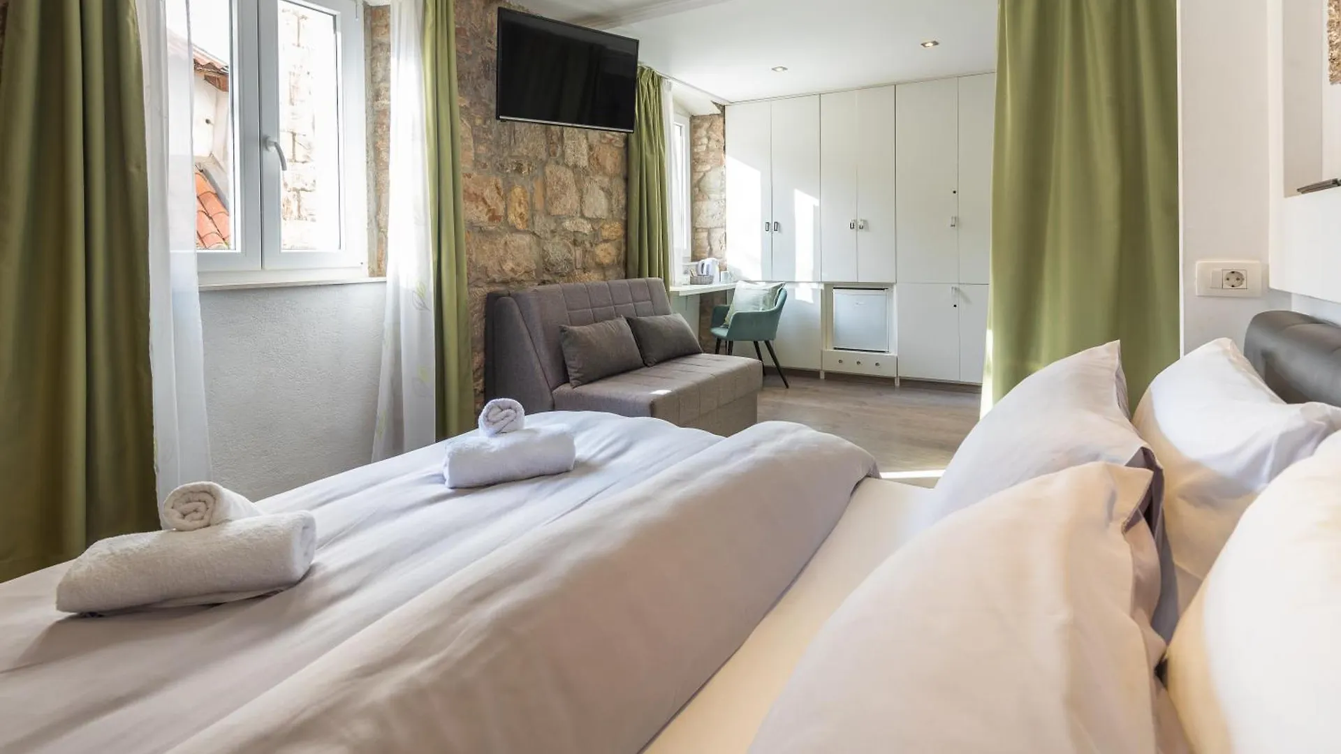 Rokos Superior Downtown Rooms - Comfortable Rooms With Private Bathrooms - Perfect Location For Exploring Diocletian'S Palace And The Gastronomy Of Split Within Walking Distance 0*,