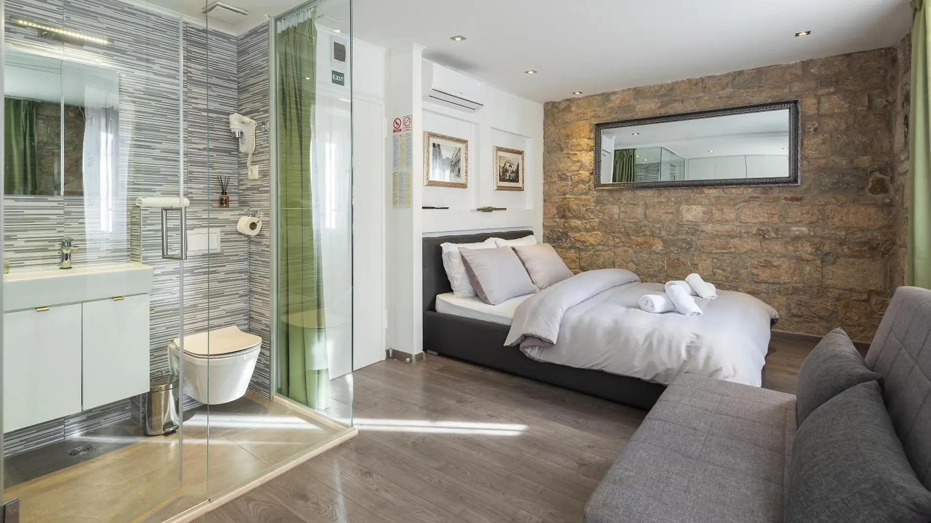 Rokos Superior Downtown Rooms - Comfortable Rooms With Private Bathrooms - Perfect Location For Exploring Diocletian'S Palace And The Gastronomy Of Split Within Walking Distance Guest house