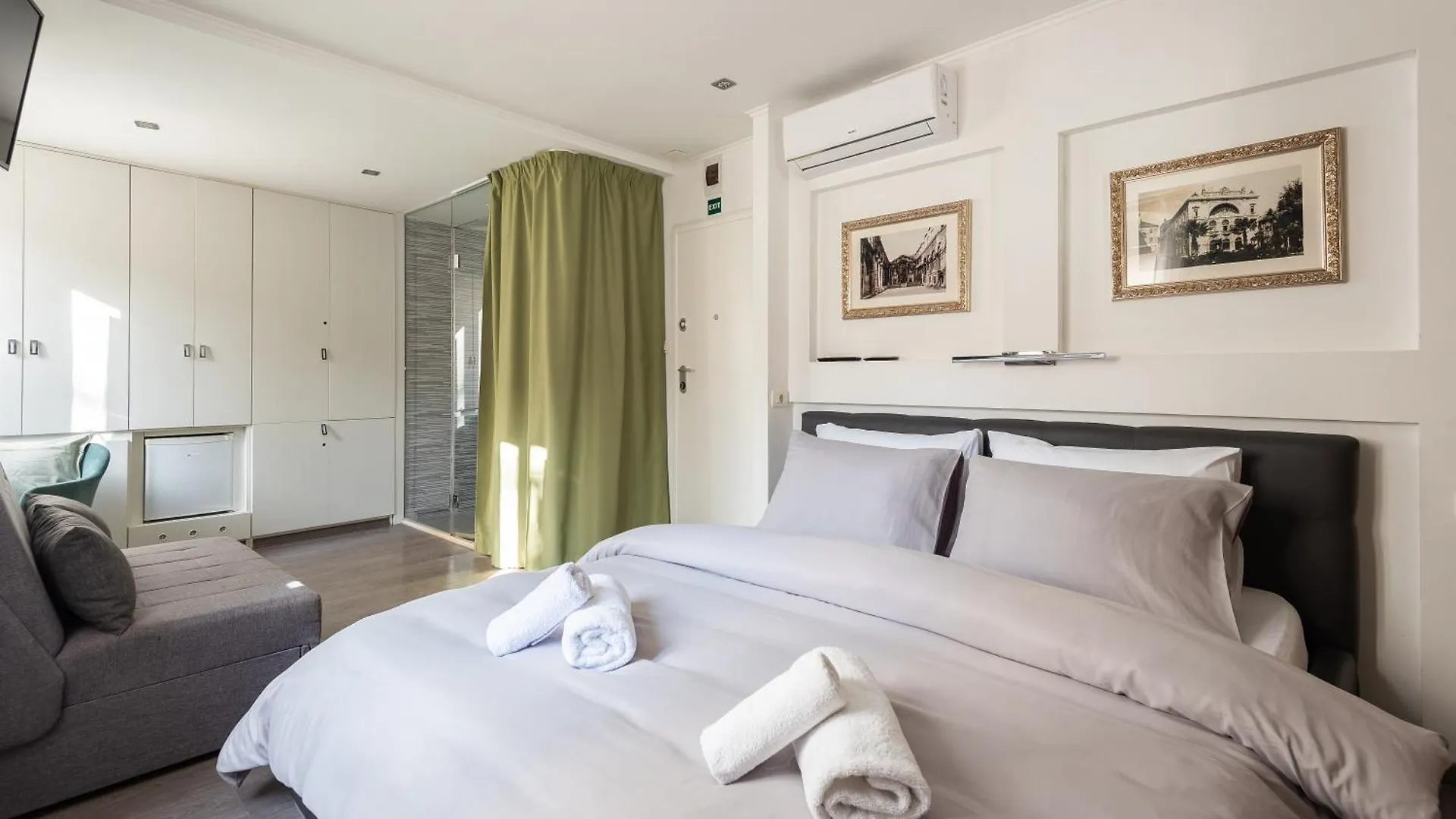 Rokos Superior Downtown Rooms - Comfortable Rooms With Private Bathrooms - Perfect Location For Exploring Diocletian'S Palace And The Gastronomy Of Split Within Walking Distance Guest house