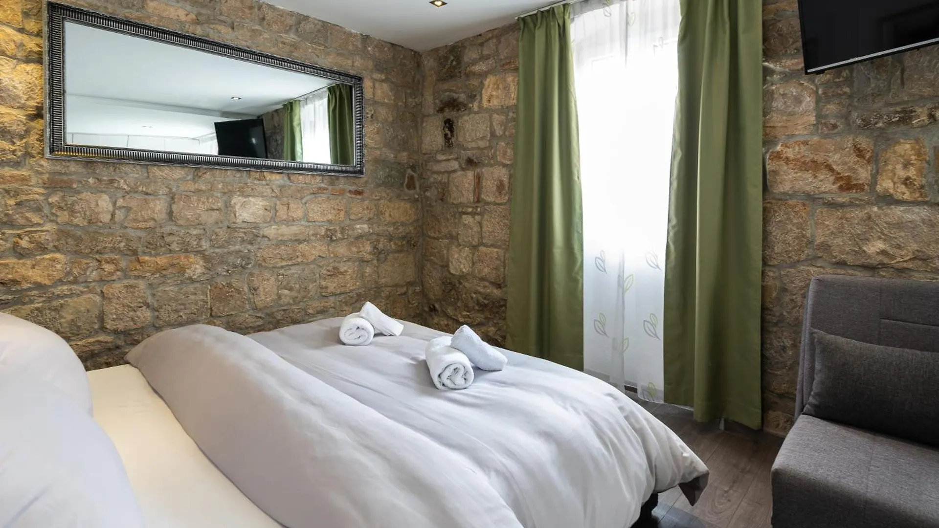 Rokos Superior Downtown Rooms - Comfortable Rooms With Private Bathrooms - Perfect Location For Exploring Diocletian'S Palace And The Gastronomy Of Split Within Walking Distance