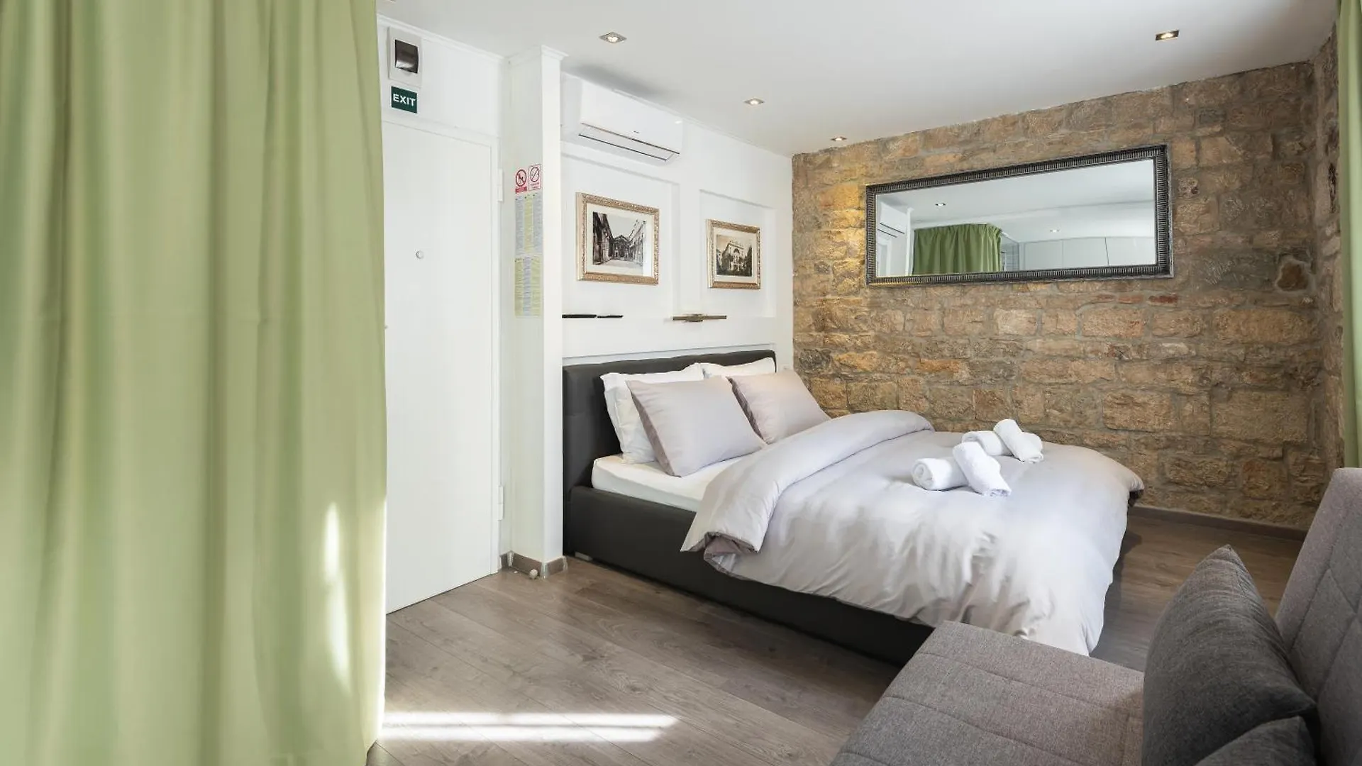 Guest house Rokos Superior Downtown Rooms - Comfortable Rooms With Private Bathrooms - Perfect Location For Exploring Diocletian'S Palace And The Gastronomy Of Split Within Walking Distance