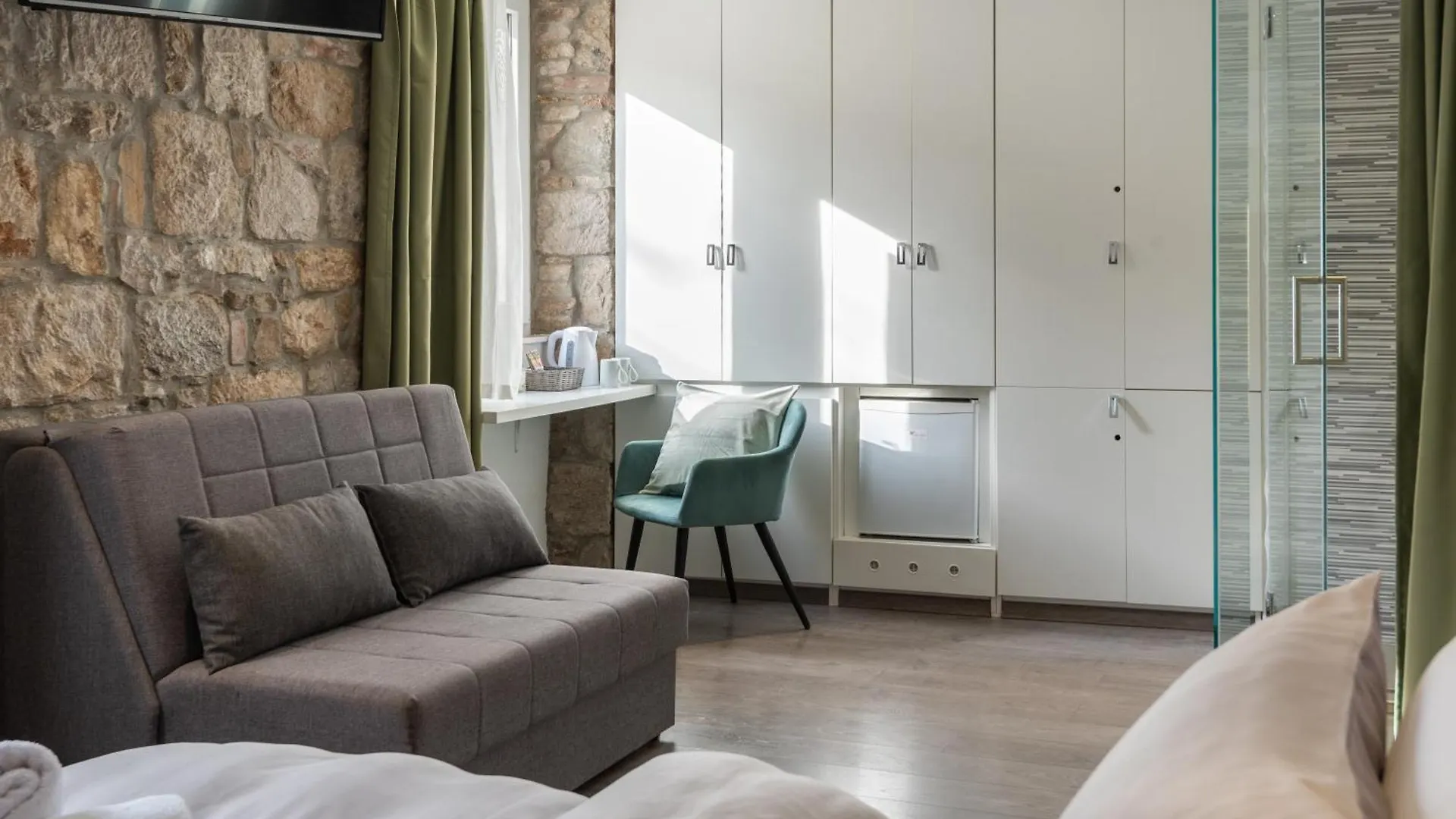 Rokos Superior Downtown Rooms - Comfortable Rooms With Private Bathrooms - Perfect Location For Exploring Diocletian'S Palace And The Gastronomy Of Split Within Walking Distance