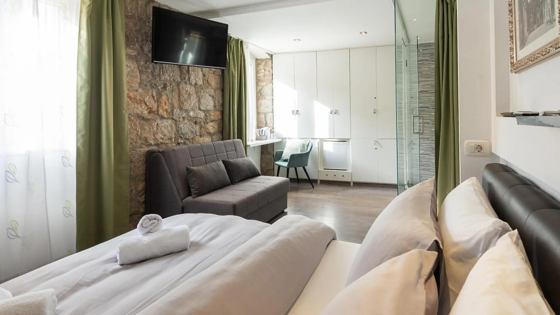 Rokos Superior Downtown Rooms - Comfortable Rooms With Private Bathrooms - Perfect Location For Exploring Diocletian'S Palace And The Gastronomy Of Split Within Walking Distance Guest house