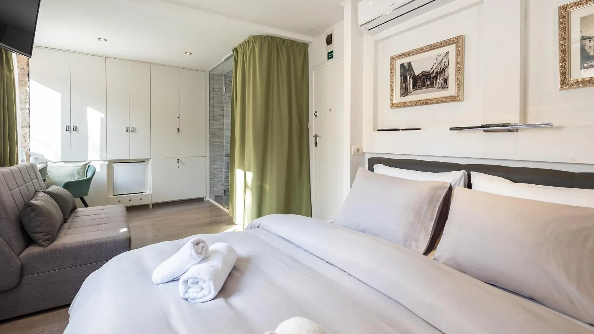 Rokos Superior Downtown Rooms - Comfortable Rooms With Private Bathrooms - Perfect Location For Exploring Diocletian'S Palace And The Gastronomy Of Split Within Walking Distance